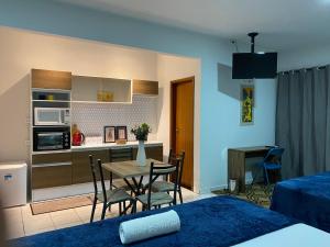 阿纳波利斯B & A Suites Inn Hotel - Quarto Luxo Safira的配有桌椅的厨房和餐厅