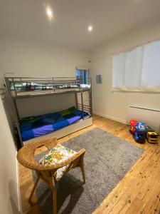 una habitación con dos literas y una silla en La Mettrie, en Saint-Malo
