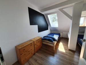 Säng eller sängar i ett rum på Apartament na poddaszu