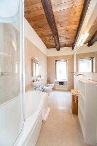 łazienka z wanną, toaletą i umywalką w obiekcie Palazzo Marigliano - Serviced Apartments w mieście Napoli