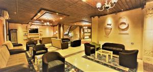 ギョレメにあるジナル ホテルのソファと椅子付きの広いリビングルーム