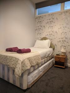 Säng eller sängar i ett rum på Buile Hill Holiday Flats