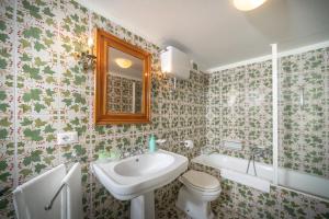 łazienka z umywalką, toaletą i wanną w obiekcie Charming Villa w mieście Capri