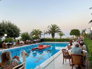Bazén v ubytovaní Hotel Corallo alebo v jeho blízkosti