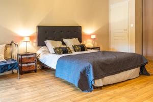 1 dormitorio con 1 cama grande y 2 mesitas de noche en Les prairies du Mont - Le gite de La Chapelle, en Sougéal