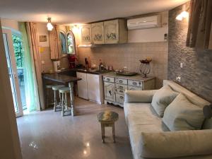 Una sala de estar con un sofá y una cocina. en Studio Apartman Lavanda, en Matulji 11 fotos más