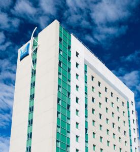 a large building with a sky background at ibis budget Vitoria in Vitória