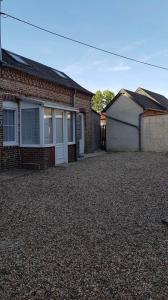 una casa de ladrillo con una entrada delante de ella en Gite Le Minile, en Béthencourt-sur-Mer