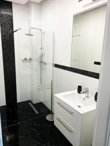 Kamar mandi di Apartament Arkada