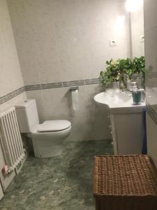 Koupelna v ubytování Superviews, parking 24h vigilado incluido y Netflix en habitación independiente con baño privado en apartamento particular, Français&English + 19 fotografií