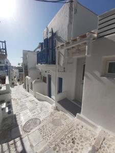 rząd białych budynków na ulicy miejskiej w obiekcie Mykonos down town w mieście Mykonos