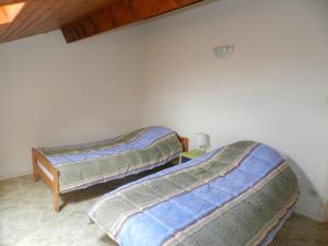 ビスカロッス・プラージュにあるLes Flots Bleus Etageの壁のある部屋のベッド2台