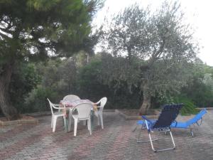 une table et des chaises assises sur une terrasse en briques dans l'établissement LamAmare, à Polignano a Mare