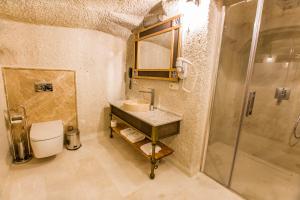 A bathroom at Imperial Cave Suites & Spa
