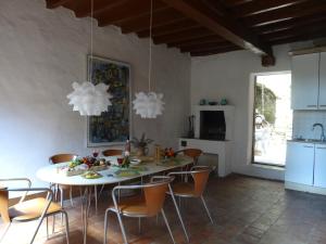 una cucina e una sala da pranzo con tavolo e sedie di Villa Garibaldi a Cori