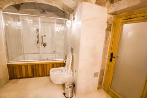 A bathroom at Imperial Cave Suites & Spa