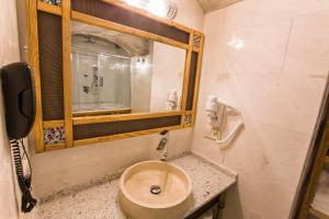 A bathroom at Imperial Cave Suites & Spa
