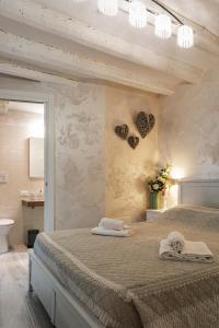 ein Schlafzimmer mit einem Bett mit zwei Handtüchern darauf in der Unterkunft Ca’ Anna in Biennale in Venedig