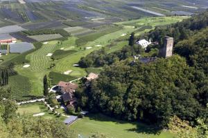 una vista aérea de un campo de golf con un castillo en Ferienapartments Gutshof Brandis, en Lana