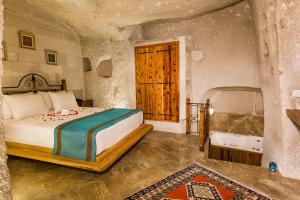 A bed or beds in a room at Imperial Cave Suites & Spa