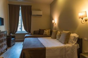 
a bedroom with a large bed and a large window at Hotel Royal Victoria, by R Collection Hotels in Varenna
