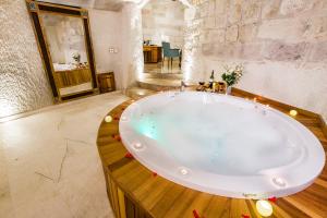 A bathroom at Imperial Cave Suites & Spa