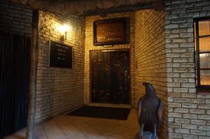 瓦爾威的住宿－海濱鄉村山林小屋，一只黑猫站在一个有门的房间