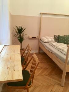 een kamer met een tafel en een bed en een tafel en stoelen bij Central - Quiet - Ruin Pubs - NEW Design - AC in Boedapest