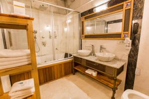 A bathroom at Imperial Cave Suites & Spa