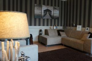 ein Wohnzimmer mit einem Sofa und einem Tisch in der Unterkunft B&B Oesterhoeve in Ostende