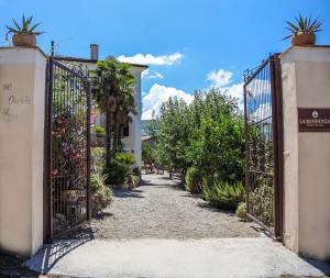 an entrance to a house with an iron gate at B&B La Residenza Torchiara in Torchiara