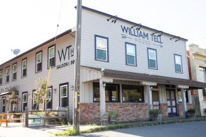 Un edificio con un cartello che legge William "Prima casa" di William Tell House a Tomales