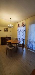 a dining room with a wooden table and chairs at Ferienwohnung Kirnitzschtal in Ottendorf