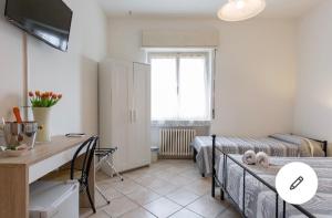 sala de estar con mesa y sofá en B&B La Terrazza, en Peschiera del Garda