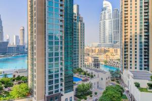 Вид на бассейн в Durrani Homes - Luxurious Studio near Dubai Mall with pool view или окрестностях