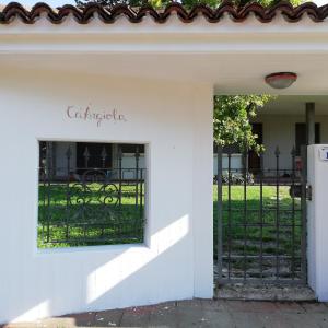 un edificio bianco con un cancello con le parole cacienda di Ca Angiola a Moglia