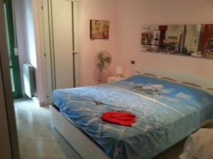 een slaapkamer met een bed met een rood shirt erop bij Residence Leonardo sul mare in Silvi Marina