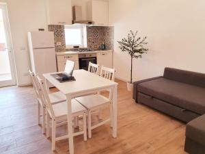een woonkamer met een tafel en een laptop. bij BEACH APARTMENTS MARINA DI RAGUSA in Marina di Ragusa