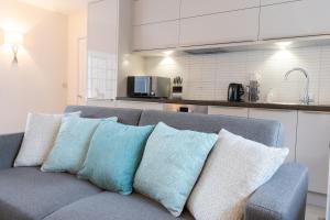 Eldhús eða eldhúskrókur á Premiere City Centre Apartment with Gated Parking and Excellent Feedback, Big Double Bedroom, Balcony, Courtyard Garden, Ideal for Long Stays, WFH, Getaways and Ongoing Contracts