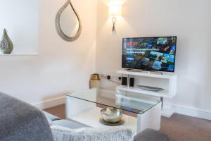 Gallery image of Premiere City Centre Apartment with Gated Parking and Excellent Feedback, Big Double Bedroom, Balcony, Courtyard Garden, Ideal for Long Stays, WFH, Getaways and Ongoing Contracts in Peterborough