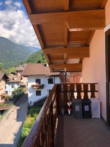 balkon domu z drewnianym dachem w obiekcie Appartamento Primiero San Martino di Castrozza w mieście Fiera di Primiero