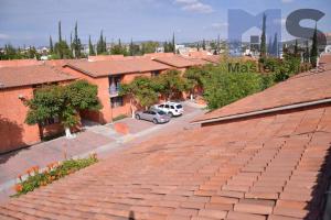 an overhead view of a street with houses and cars at Amplia Suite Alberca Av Bernardo Quintana 12D in Mendiola