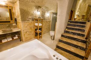 A bathroom at Imperial Cave Suites & Spa