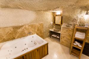 A bathroom at Imperial Cave Suites & Spa