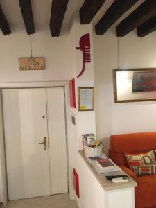 ヴェネツィアにある2960 Cà Frari Veneziaのドア、ソファ、テーブルが備わるお部屋