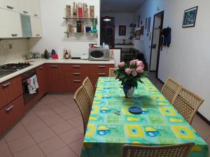 波佐利的住宿－la casa di Vi，厨房配有一张桌子,上面放着花瓶