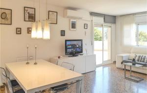 sala de estar con mesa y TV en Stunning Apartment In Tossa De Mar With Kitchen, en Tossa de Mar