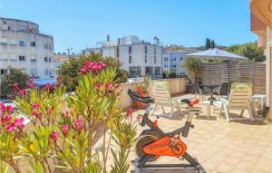 vistas a un patio con sillas y flores en Stunning Apartment In Tossa De Mar With Kitchen, en Tossa de Mar