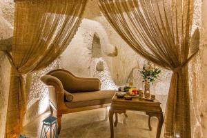A seating area at Imperial Cave Suites & Spa