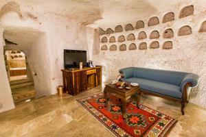 A television and/or entertainment centre at Imperial Cave Suites & Spa